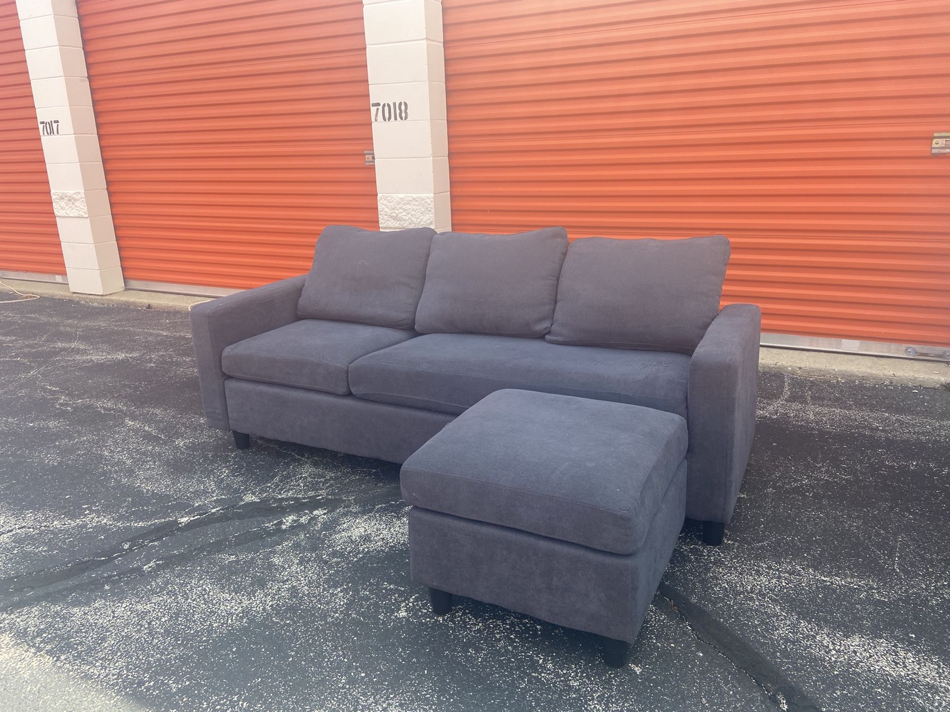 Beautiful Gray Sectional Couch! ***Free Delivery***
