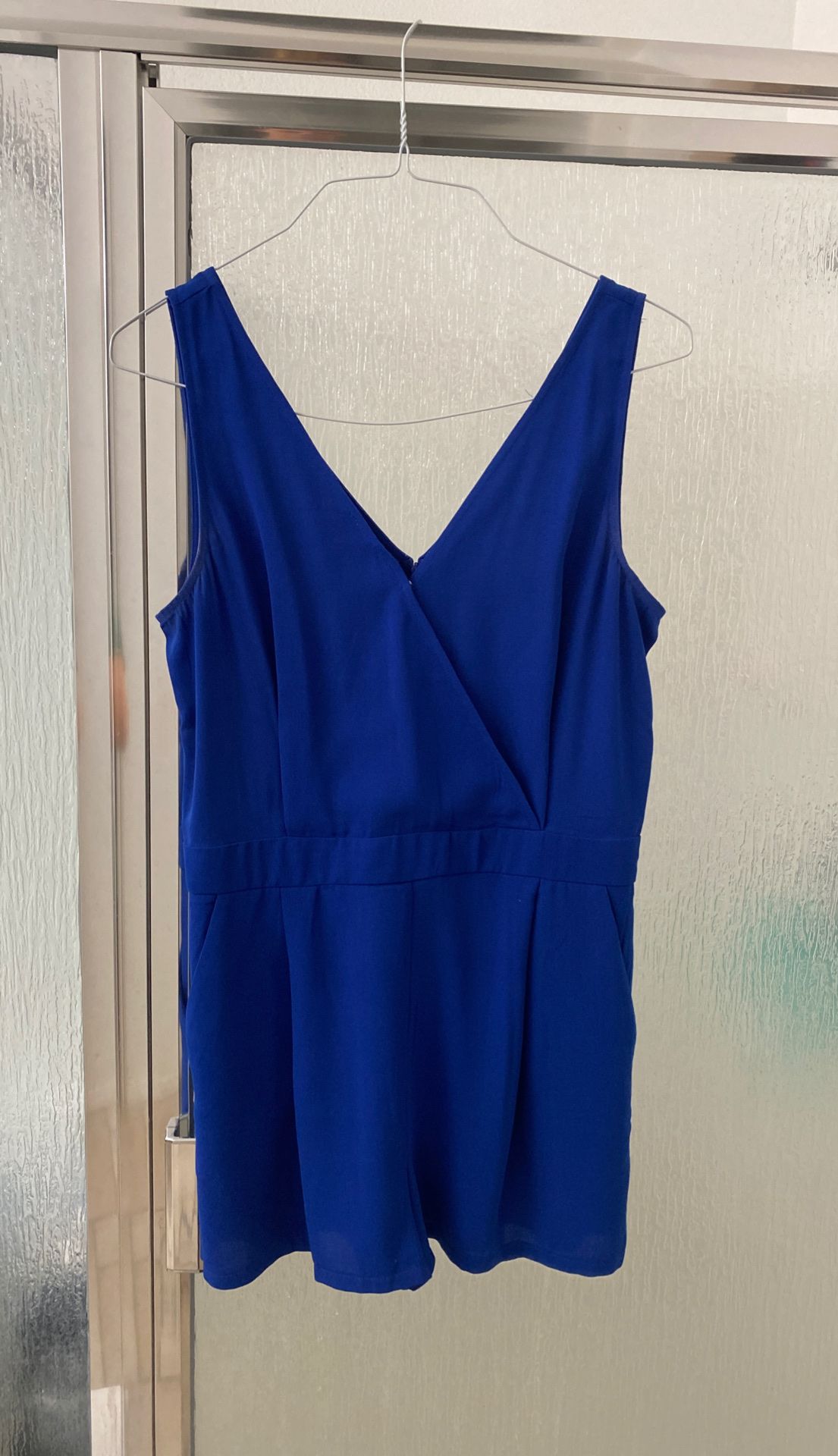 Cute jumpsuit size L, super comfortable has pockets, zip up the back and snap in the front for extra protection from a fashion no no. Worn once