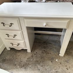 Bassett wooden white student desk 4 drawer