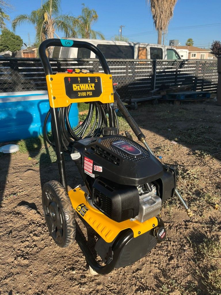 DEWALT3100 PSI 2.3 GPM Cold Water Gas Pressure Washer with HONDA GCV170 Engine