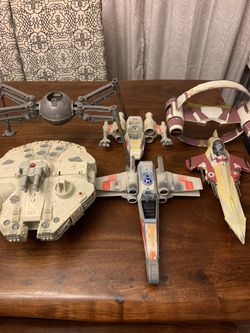 LOT OF STAR WARS SHIPS.