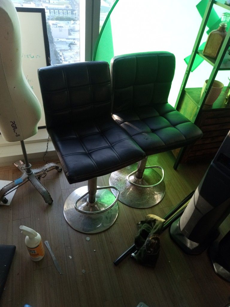 Free Comfortable Bar Stools That Retract Up And Down