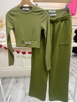 TWO PIECE SET SIZE LARGE 🥝 $18