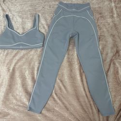 Alo Yoga Workout Set – Sports Bra S + Leggings XS – Winter Frost/White