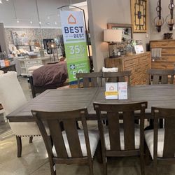 Gloversville Brown Dining Room Set / Dining table and Chairs 