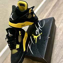 Air jordan 4 thunder yellow size 9.5