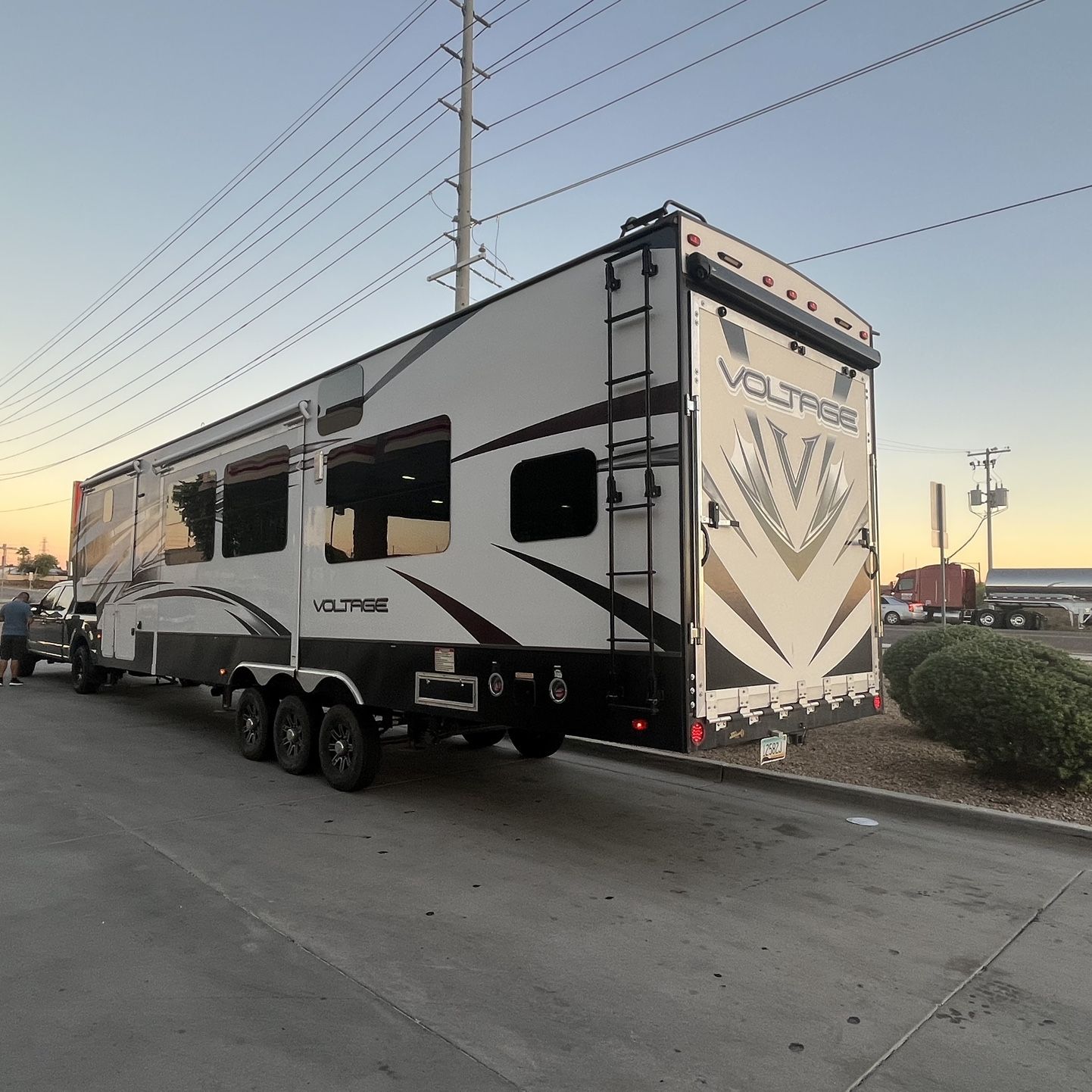 2016 DUTCHMEN  3800  Voltage TOY HAULER