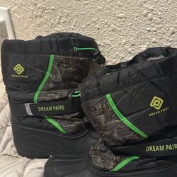 Kids Boots Size 5Y Perfect For Winter Hiking 