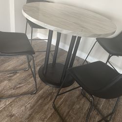 Dinning Table (seats Included 