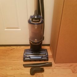 NEW cond DUO CLEAN MODEL  SHARK VACUUM WITH COMPLETE ATTACHMENTS  , AMAZING POWER SUCTION  , WORKS EXCELLENT  , IN THE BOX 
