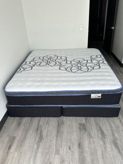 King size Mattress Pillow top 12" new Mattress in a plastic sealed