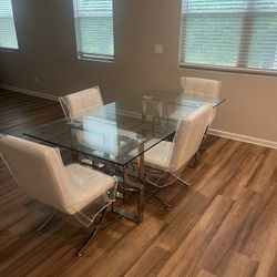 Dining Room Table & Chairs