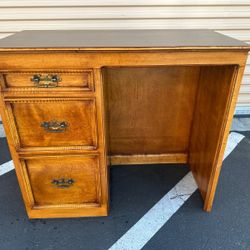 Excellent condition desk with drawers/Escritorio con cajones en excelentes condiciones