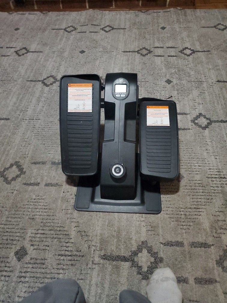 JR1+ Compact Seated Elliptical