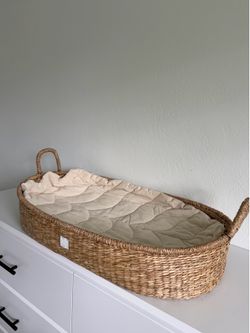 Woven Moses Basket / Baby Bassinet