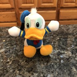 Vintage Disney Donald Duck Plush Keychain .  Size 3 1/2 inches Tall .  Exclusive to Disneyland and Walt Disney World.  Preowned Good Condition.  Has b