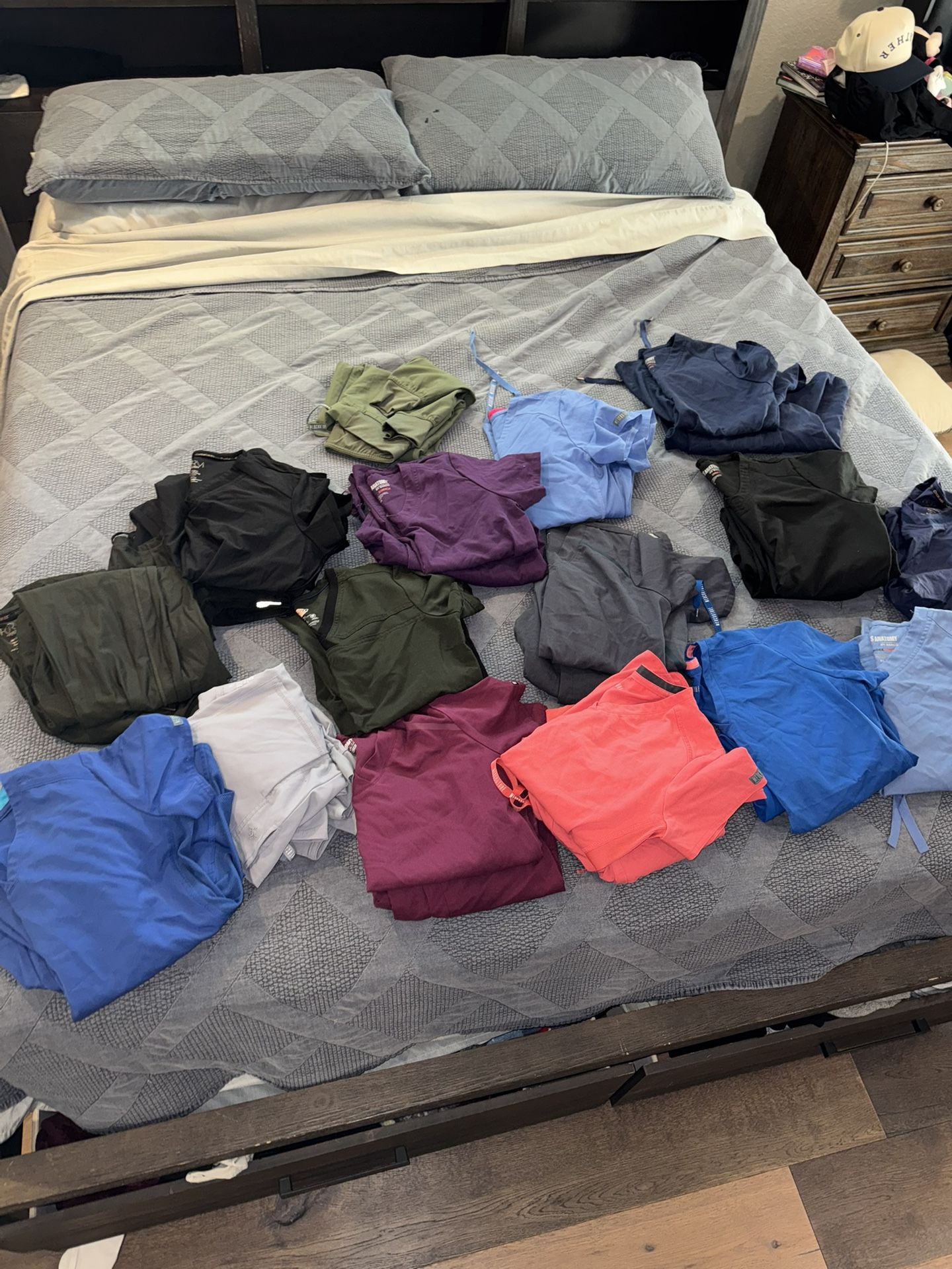 XS/S Scrubs (med couture, Grey’s, Cherokee)