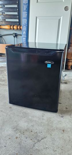 Danby 1.6 cu. ft. Compact Fridge in Black DAR016B1BM