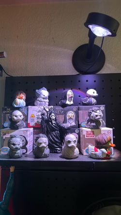 Halloween tubs and scream figurine