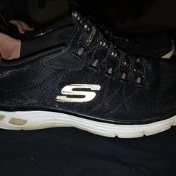 Women's SKETCHERS SIZE 6 