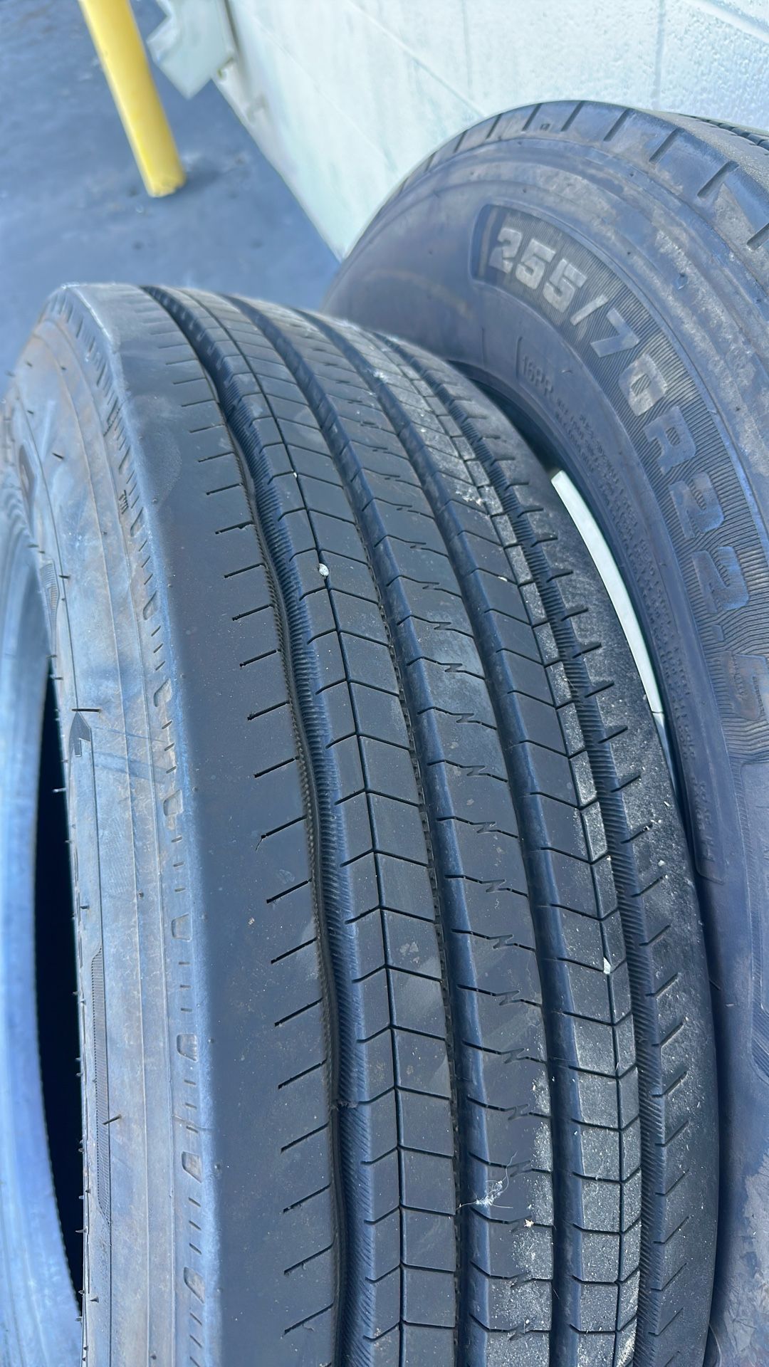 Commercial Truck Tires. 255/70R22.5