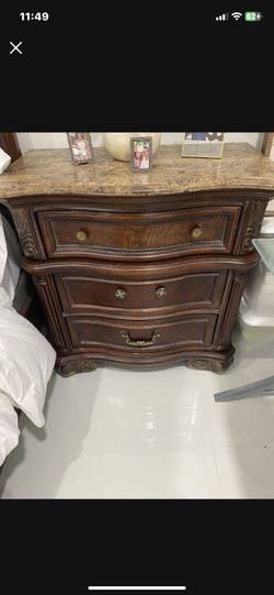 Mesa De Noche De Madera Sólida Del Dorado Furniture En Excelentes Condiciones