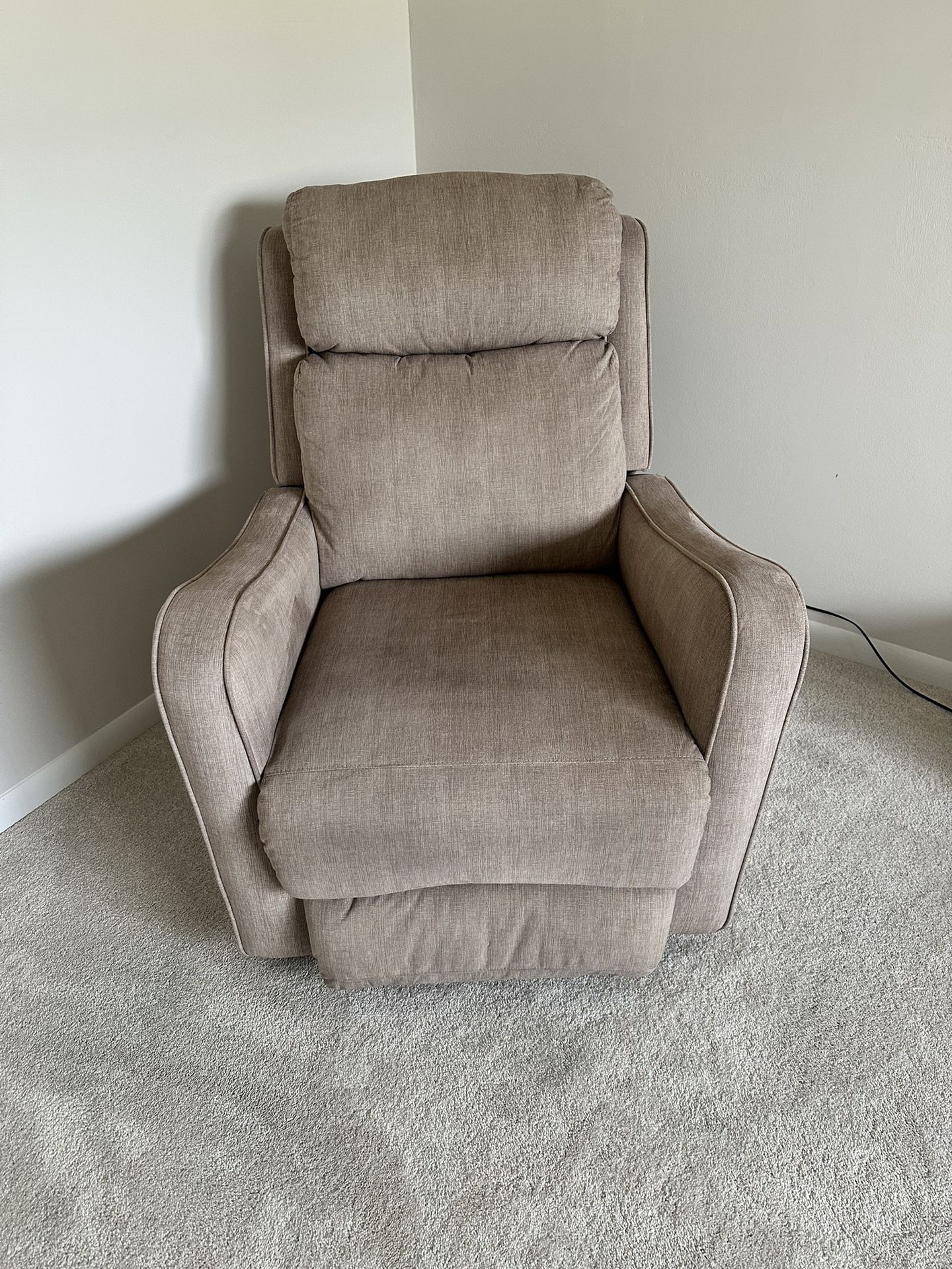 Electric Power Recliner Chair – Great Condition – $300