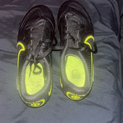 Soccer shoes