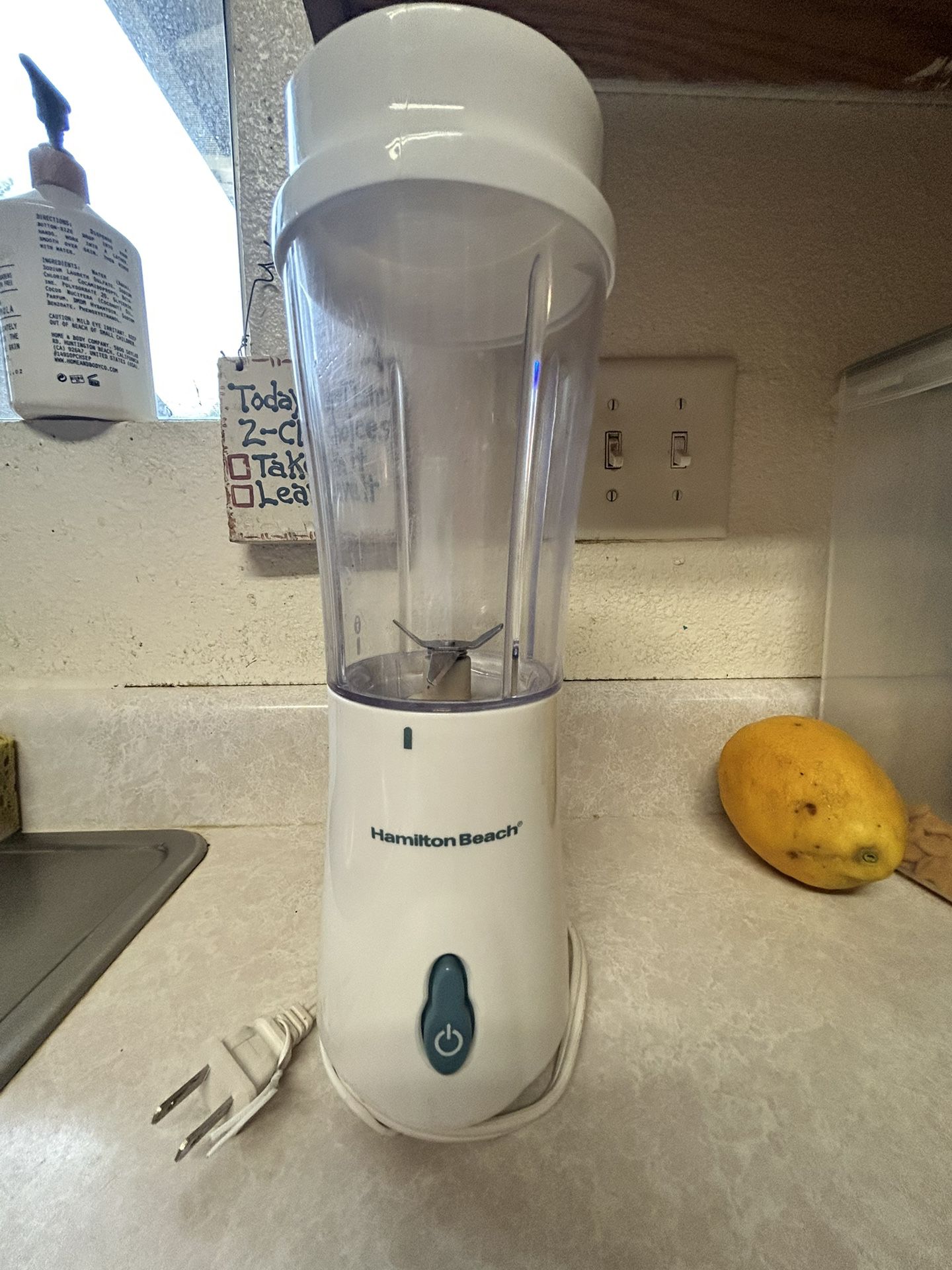 Hamilton Beach Single Serve Personal Smoothie Blender with 14 oz. Travel Cup  and Lid for Sale in Crossville, TN - OfferUp