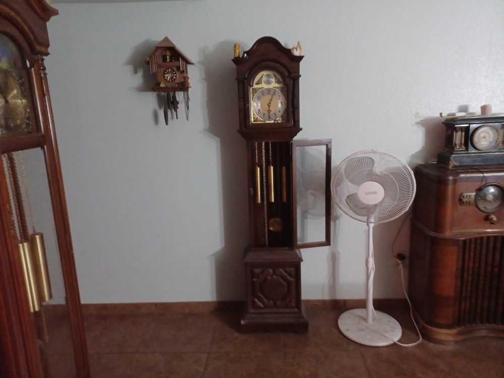 Grandfather Clock Excellent condition!!! 6feet Tall and 1 foot Wide