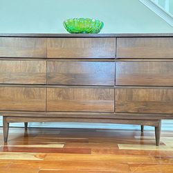 WOW! Gorgeous vintage refinished MCM dresser / chest - 9 Drawers