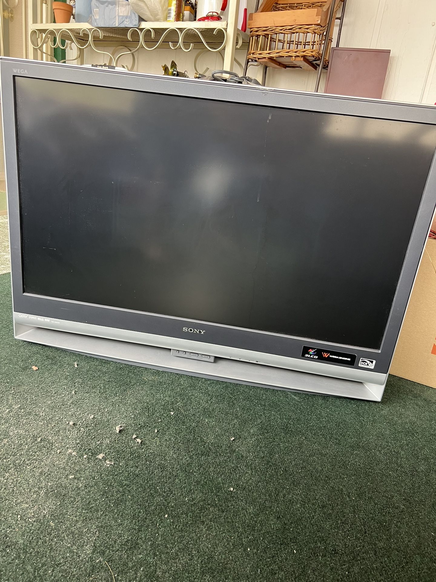 SONY 42” WEGA HD DIGITAL TV & REMOTE