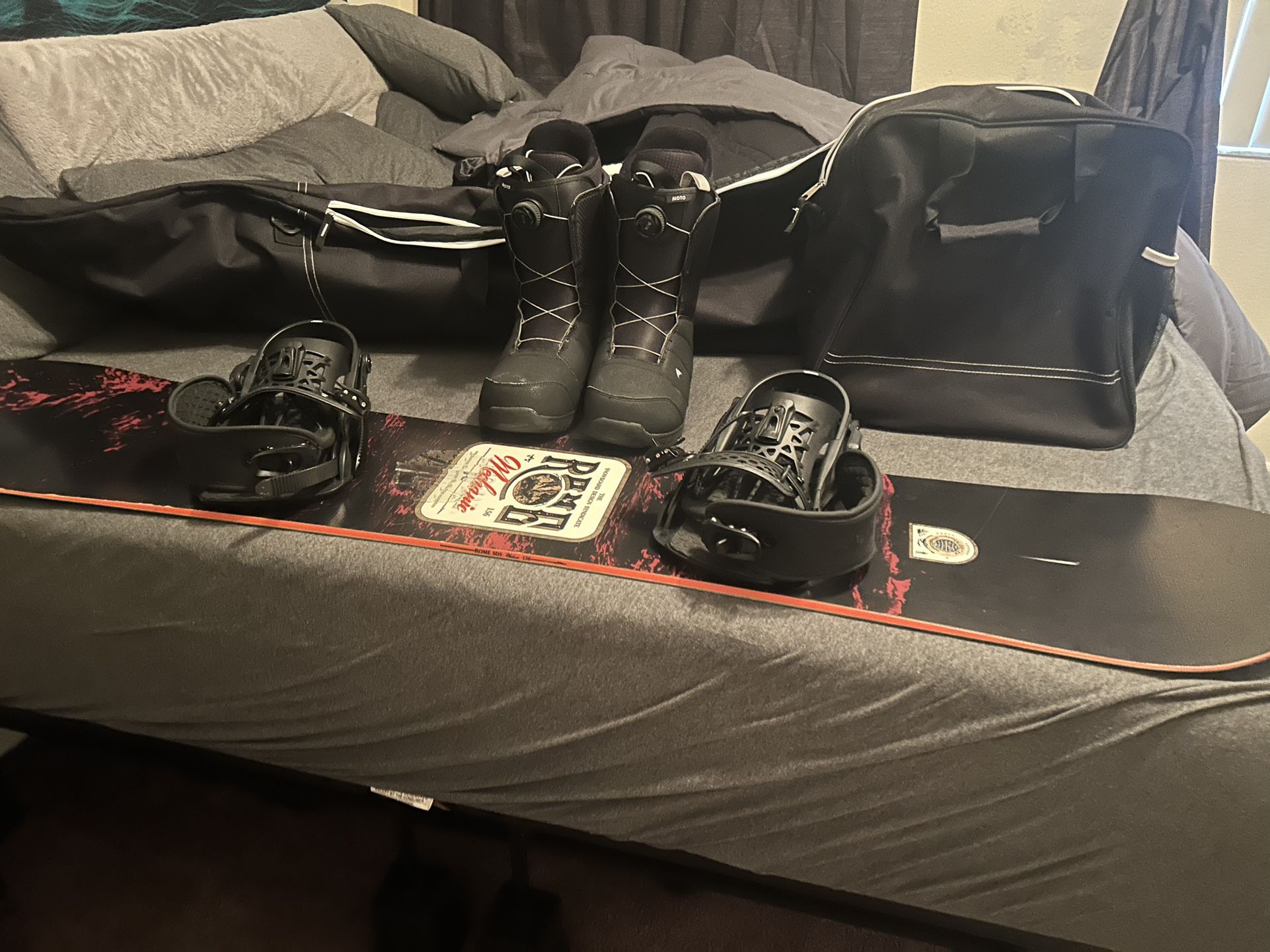 Rome SDS 154 Snowboard with bags, boots and bindings
