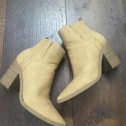 Women’s light brown boots size 8 by Universal Thread