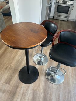 Round Bar Table with 2 Bar Stools