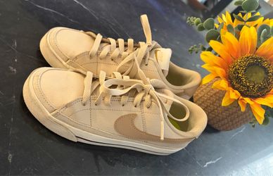 Girls Nike shoes size 5