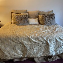 Comforter And Decoration Pillows