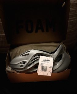Yeezy Foam Runner (Carbon 2023)