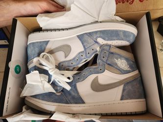 Jordan 1 Retro High
Hyper Royal Smoke Grey
