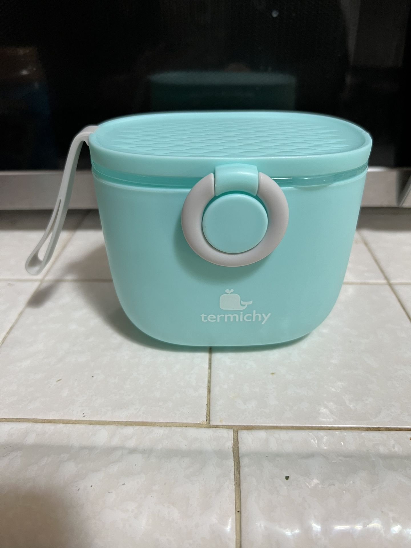 Formula travel holder with scoop