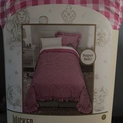 Twin Comforter & Sham Set. 