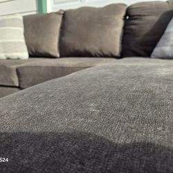 🚚 FREE DELIVERY 🚚 Like New Sectional Couch With Reversible Chaise