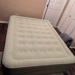 Camping Combo! Queen Air mattress & Pump