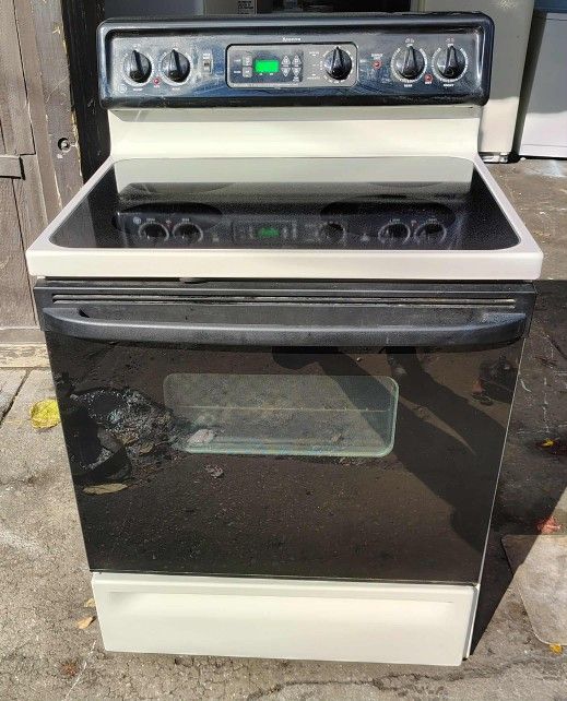 Like-New! G.E. Electric Glass Top Stove/Oven/Range!
