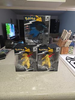 Pokemon Select Mega Charizard And Typhlosion Select Figure Toys Collectibles