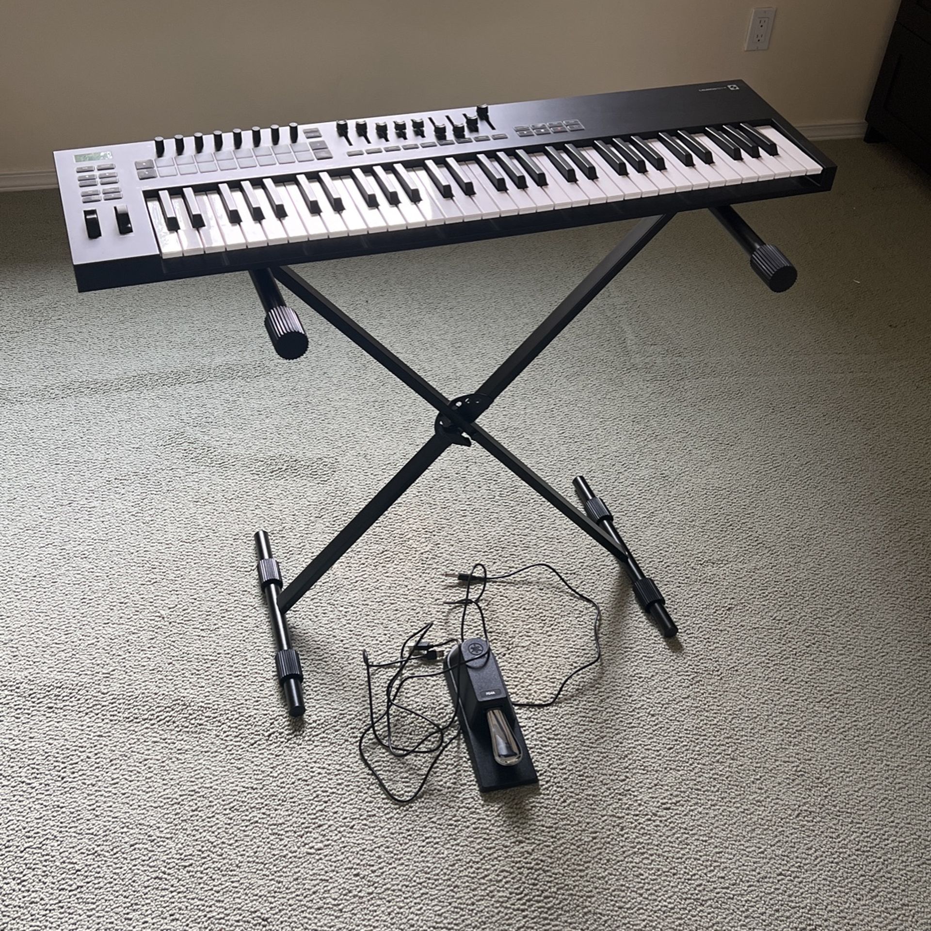Piano Midi Launchkey 61 With Stand And Pedal