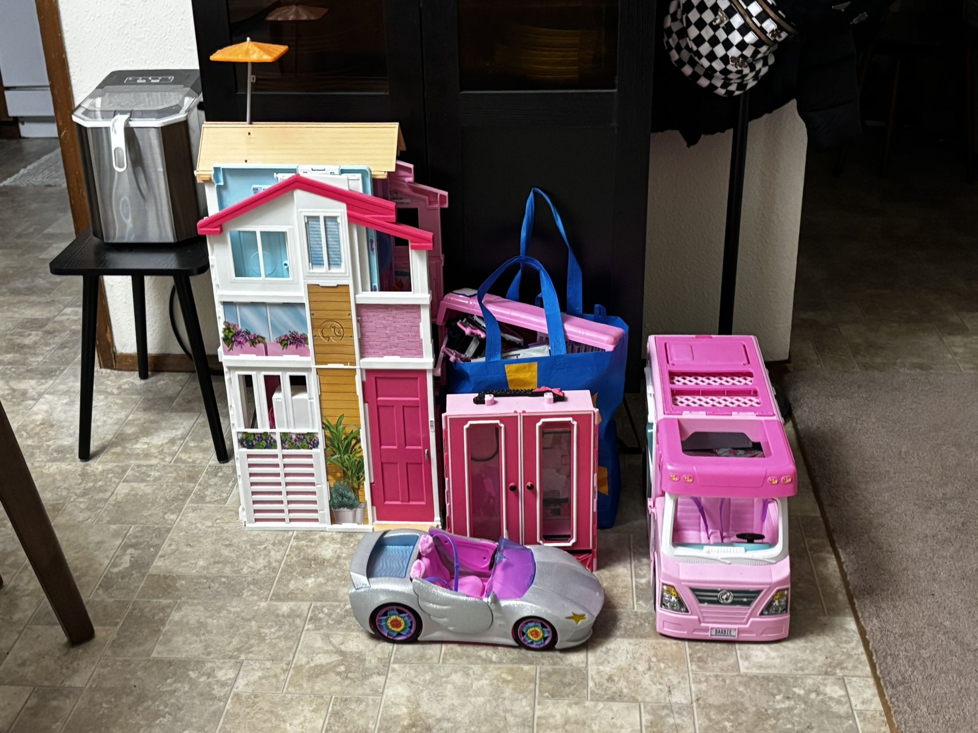 HUGE Barbie lot!!!!!!!!! Great Xmas Gift! (Pending)