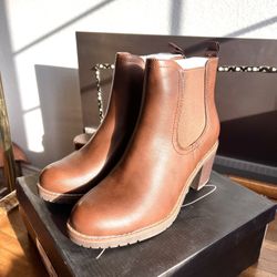 Women Boots Size 8.5 need to be gone 