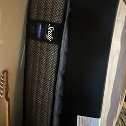 Queen Size Sealy Posturepedic W/ Box Spring & Steel Support 