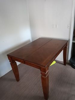 Very good shape kitchen table,